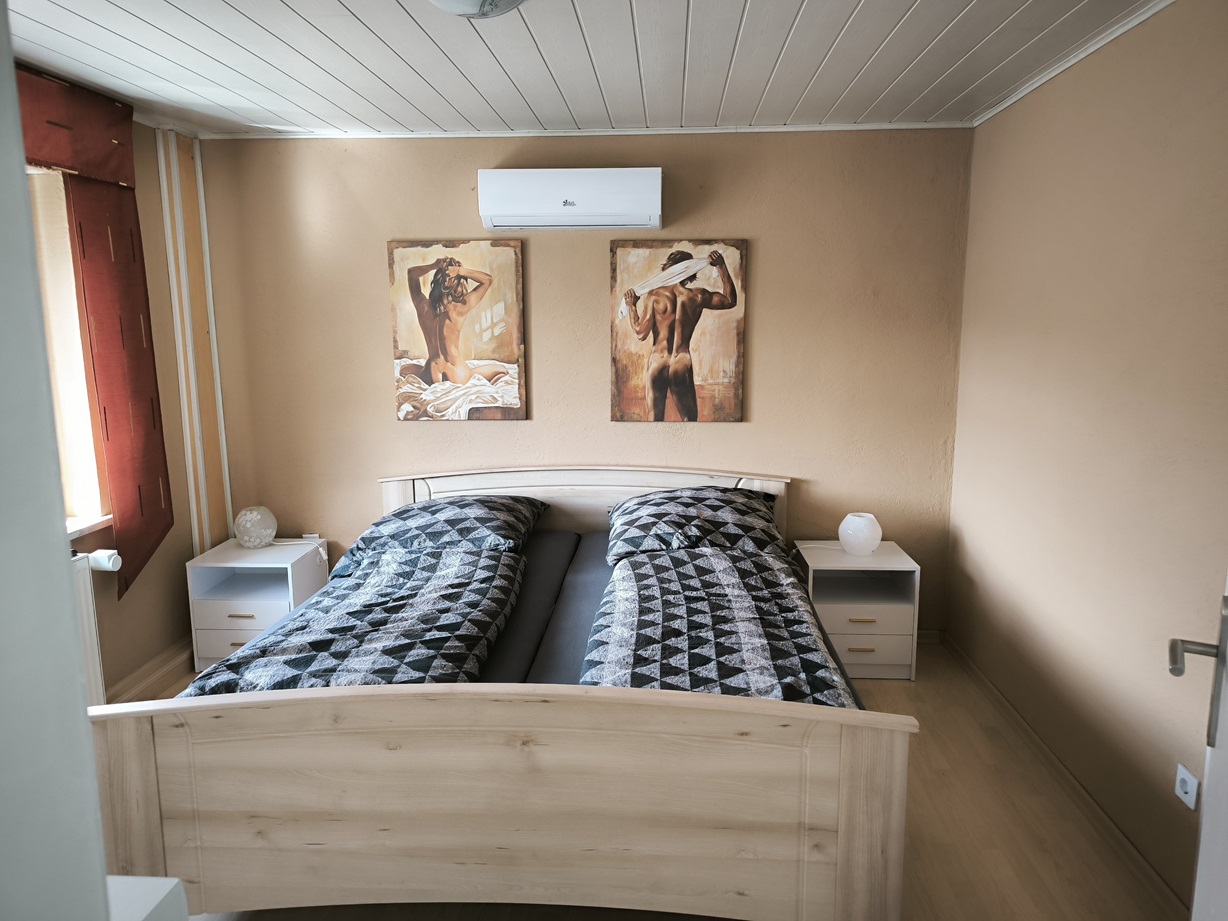 Schlafzimmer 1